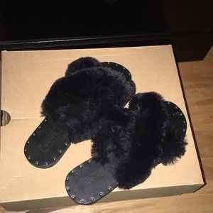 Forever 21 black slippers size 7 show them beautiful toes